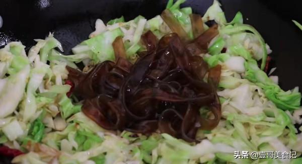 炒包菜時不要直接下鍋，難怪不好吃，大廚教你一招，鮮香又下飯