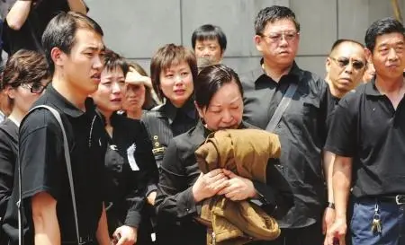 喬任梁父母網暴後亮相，靠短影片成為大V，活成了喪親家庭的榜樣