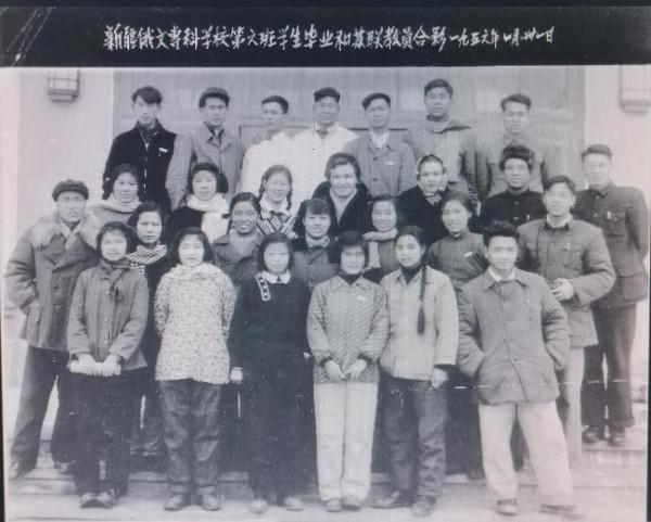 隨八千湘女上天山，為建設可可托海作貢獻