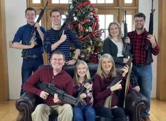 槍擊案在全美遍地開花！15歲少年持槍殺人，議員帶頭曬全家持槍照