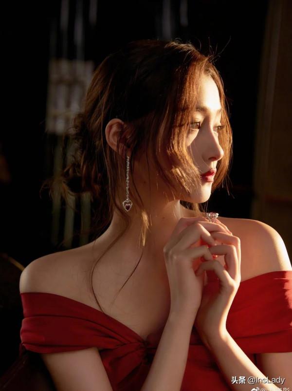 我的社恐女同事，一到年會就變名媛了？