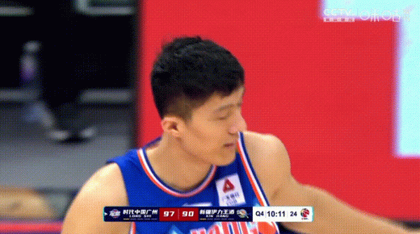 新疆隊的黑暗四分鐘，不斷犯錯誤，到底誰最應該擔責任