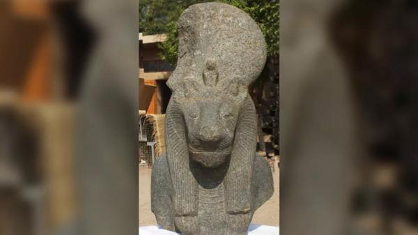 古埃及神廟內發現兩尊巨大的獅身人面像