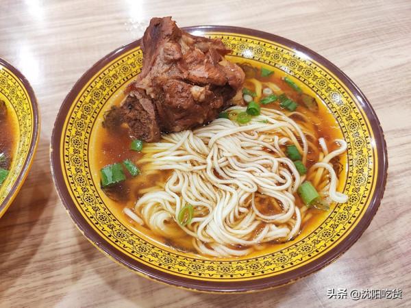 大肉面大骨面煮雞架,賣相好,價格廉,可我吃著不香啊 大肉面大骨面煮雞架,賣相好,價格廉,可我吃著不香啊