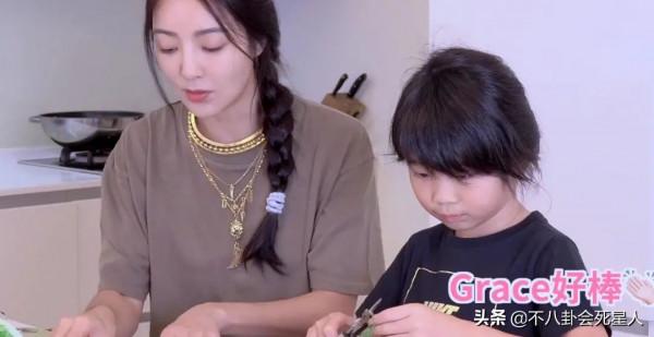 媽媽貌美如花，卻長得像爸的10位星二代，成龍子女都是大鼻子