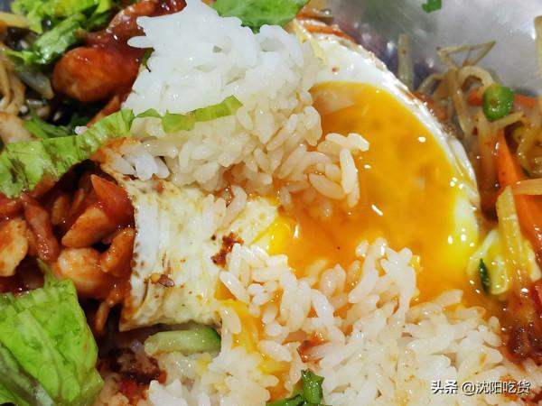 不是為了拌飯來的,主要是想體驗在超大號的盆裡拌飯是啥感覺 不是為了拌飯來的,主要是想體驗在超大號的盆裡拌飯是啥感覺