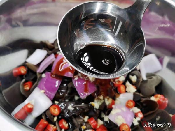 飯店的洋蔥拌木耳是怎麼做出來的，告訴你步驟和技巧，收藏好哦
