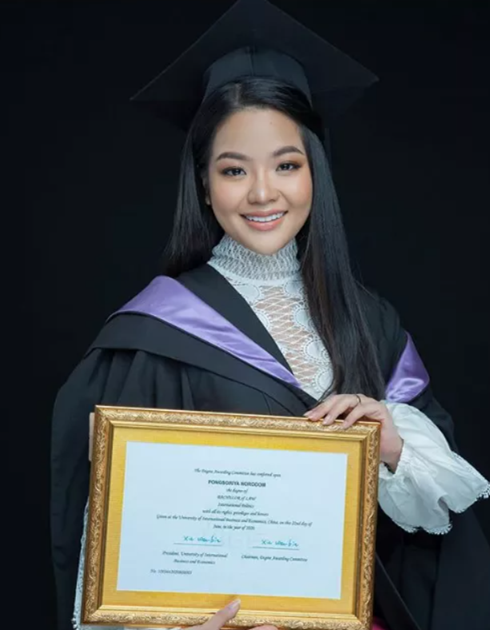 24歲柬埔寨公主自信曬中國大學畢業證，笑容甜美，穿蕾絲襯衫好美