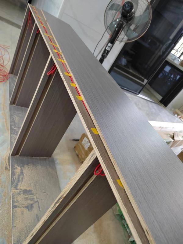 背景牆藏光酒格現場木工製作如下圖