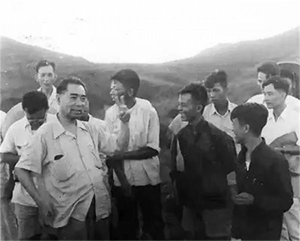 總理罷宴故事：周恩來自掏腰包，朱鎔基坐在角落裡吃工作餐