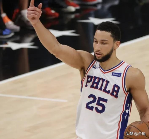 NBA晨報:詹姆斯傷病發生於彎腰搶球,猛龍簽下米哈,雷迪克退役 NBA晨報:詹姆斯傷病發生於彎腰搶球,猛龍簽下米哈,雷迪克退役