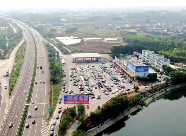 國慶節出門旅遊第一天，全國高速公路堵車一個小時只走了100米