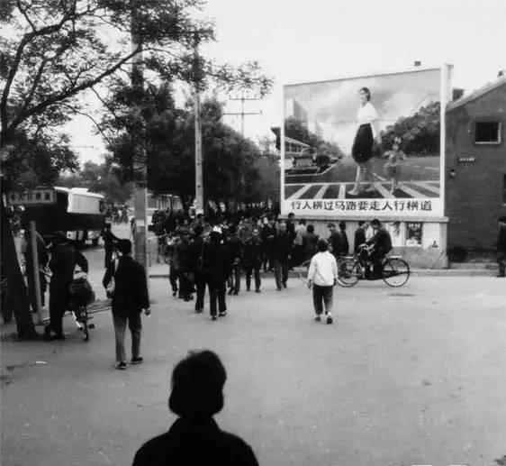 1961年卡車險些撞上週總理座駕,總理下令徹查:對方有意還是無意 1961年卡車險些撞上週總理座駕,總理下令徹查:對方有意還是無意