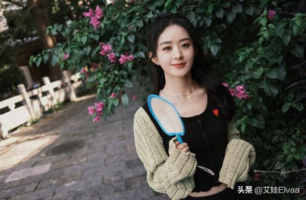 趙麗穎重回“孃家”！穿499T恤配3百開衫超節約，眾人圍繞太受寵