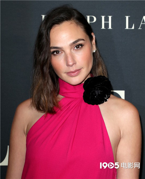 蓋爾·加朵現身好萊塢女性盛典 對鏡比耶俏皮可愛