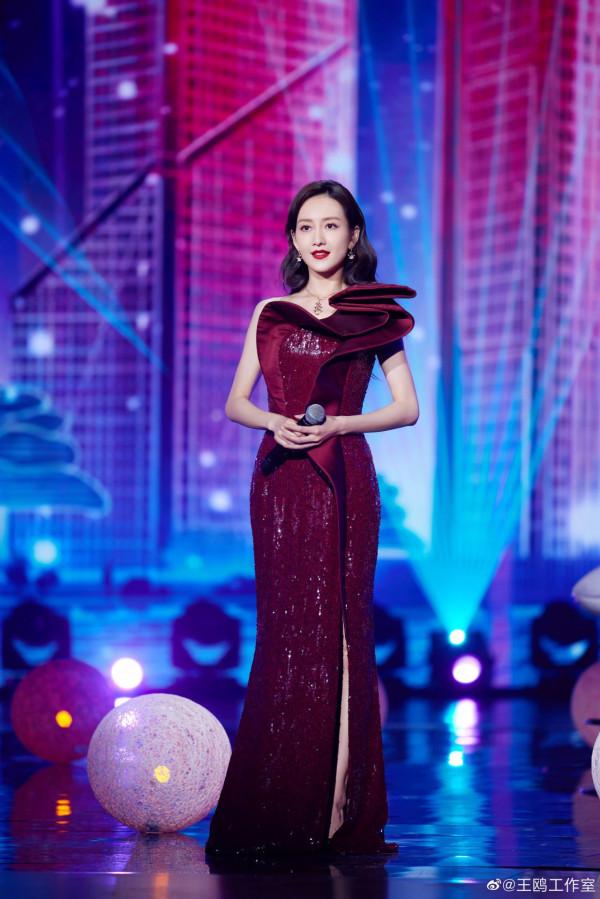 賀歲最終篇，五大明星紅裝賀歲，楊冪、熱巴、柳巖，誰顏值最高？