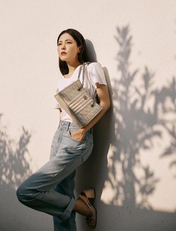 曾黎，秋日暖陽的午後，簡約優雅的穿搭，真是太愜意了