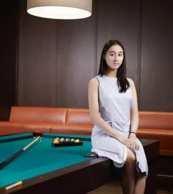 何超欣身材不輸嫂子奚夢瑤，如今是清華研究生，名下還有幾億房產