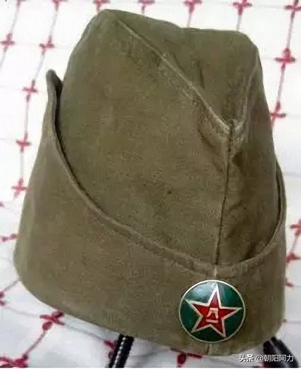 船形帽是我軍爭議最大、壽命最短的一款軍帽，這是為何？