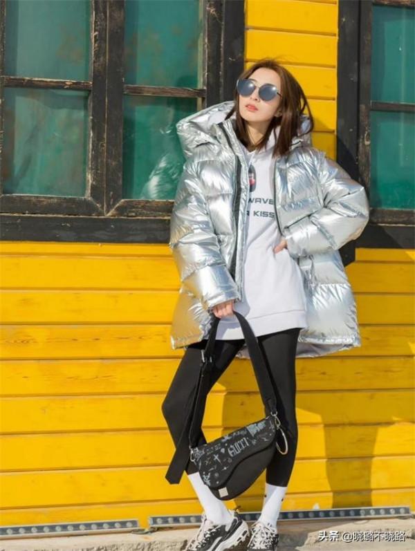 今年火了一種穿法叫:“羽絨服+無痕褲”,時髦顯瘦,明星都上頭 今年火了一種穿法叫:“羽絨服+無痕褲”,時髦顯瘦,明星都上頭
