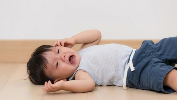 不給買就摔碎！這位媽媽整治熊孩子的辦法，路人直誇：真霸氣