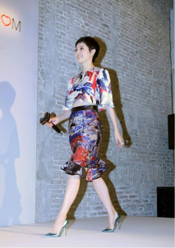 孫儷這回打扮真高調,穿1000針織衫配金耳環,輕鬆打造高階感 孫儷這回打扮真高調,穿1000針織衫配金耳環,輕鬆打造高階感