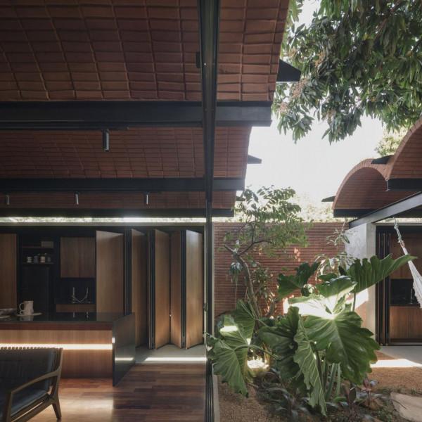 手工壓制磚與木材構築而成的自宅 &sol; Equipo de Arquitectura