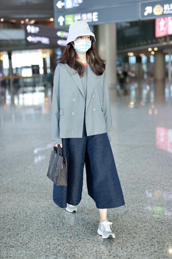 韓雪穿灰色西裝搭配闊腿褲,手提托特包寬鬆舒適 韓雪穿灰色西裝搭配闊腿褲,手提托特包寬鬆舒適