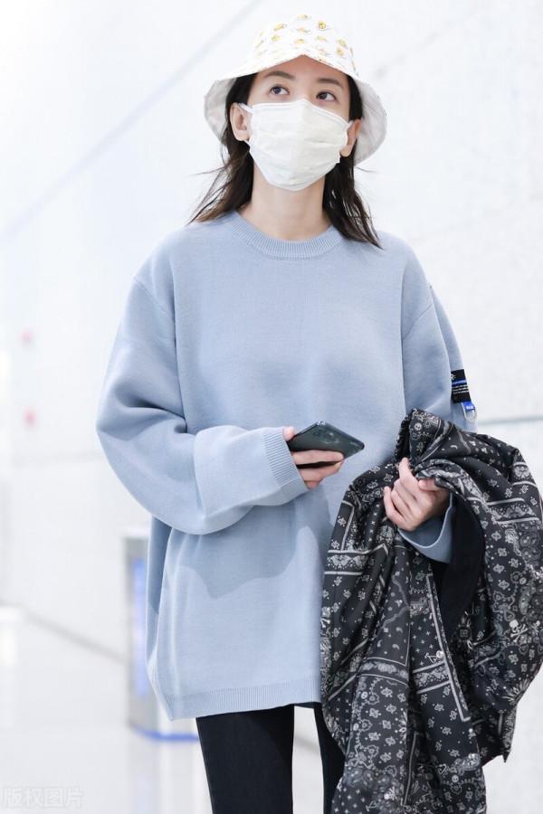 於文文穿灰色衛衣搭配黑色緊身褲,腳踩白色運動鞋隨性休閒 於文文穿灰色衛衣搭配黑色緊身褲,腳踩白色運動鞋隨性休閒