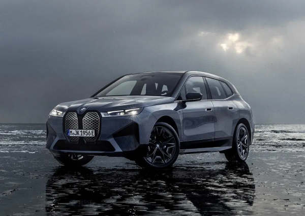 “車管所”的噩夢!CES展會寶馬iX車身變色技術解析 “車管所”的噩夢!CES展會寶馬iX車身變色技術解析