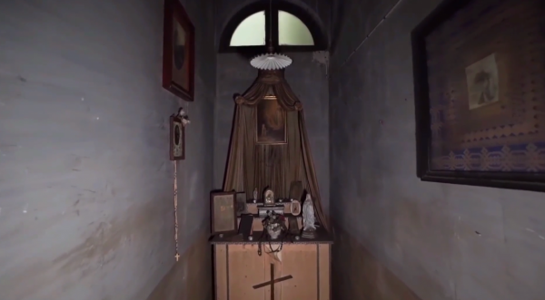 一座古老廢棄的城堡，屋內留下了精美的古董傢俱