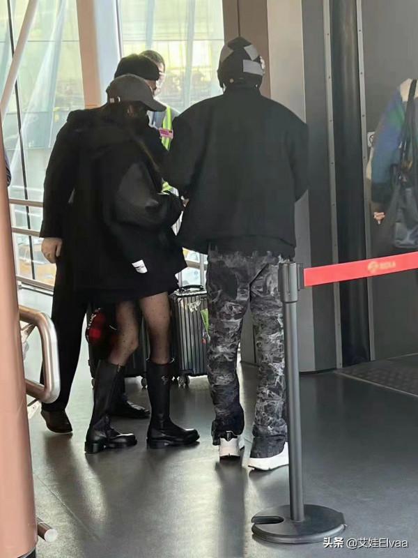 楊冪也太愛美了！大冷天穿黑絲襪配棒球服，要風度不要溫度真窈窕