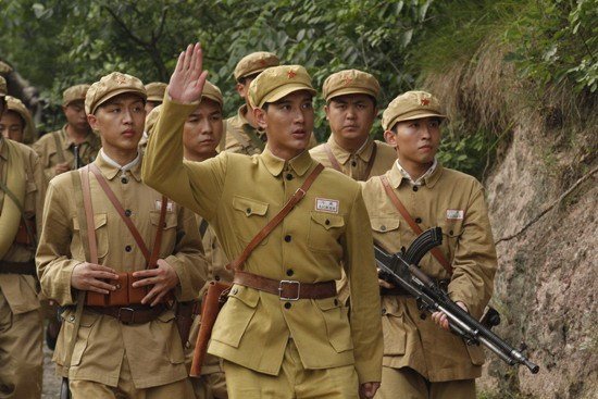 身後突然出現敵軍，開國大校看了周邊地形卻大喜：天助我也