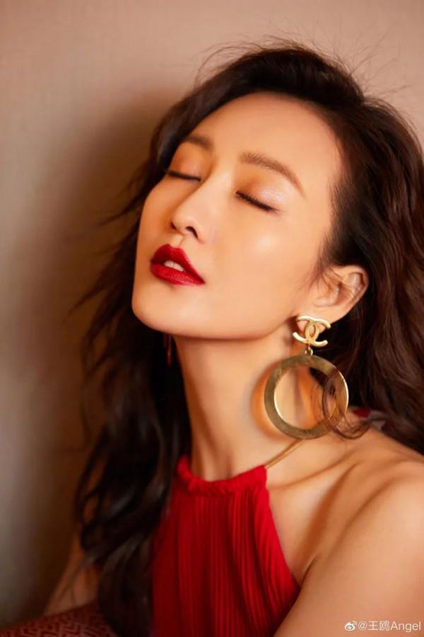 朱珠曬全家福,她的金耳環好搶鏡 朱珠曬全家福,她的金耳環好搶鏡