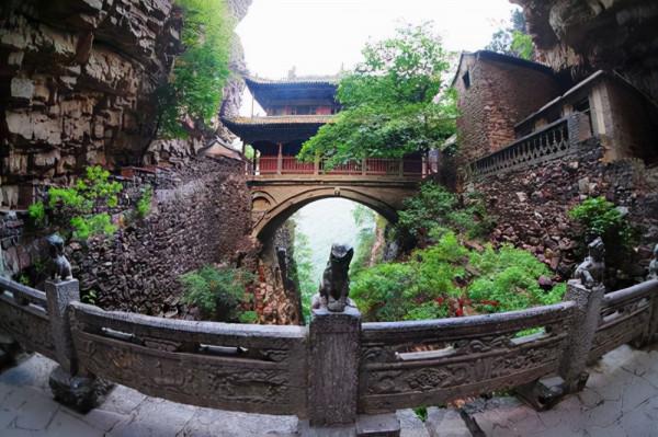 河北蒼巖山上藏著一神奇建築，懸空建在峭壁邊，異常穩定堅固