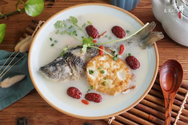 冬天煮鯽魚湯時，記得多加3樣食材，驅寒又營養，味道也更鮮了
