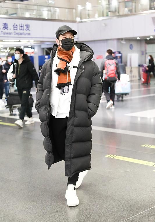 這次是真傷心了，黃曉明離婚後首走機場好深沉，眼睛快腫成單眼皮