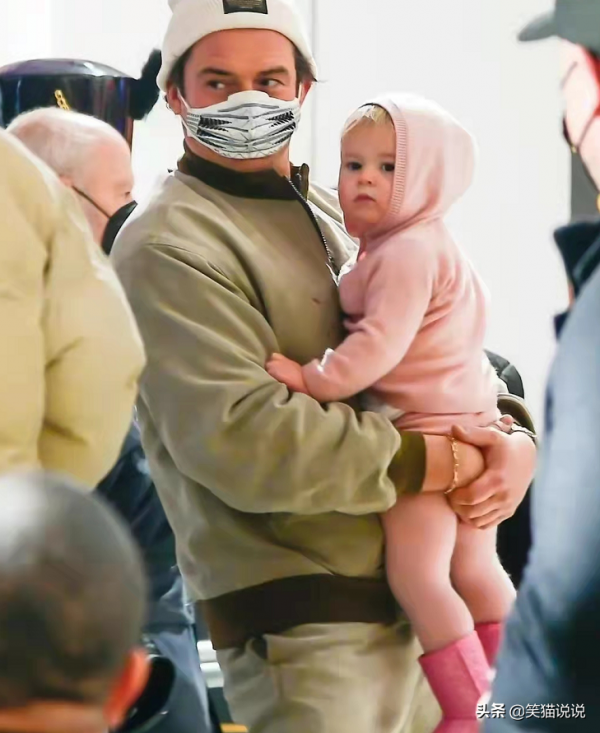 水果姐精靈王子女兒首曝光，金髮大眼好像奧蘭多，肉臉嘟嘟好可愛