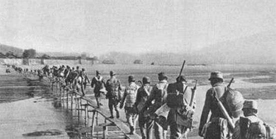 鄧小平在劉伯承遺體告別儀式上三鞠躬，由於相知甚深，至為悲痛