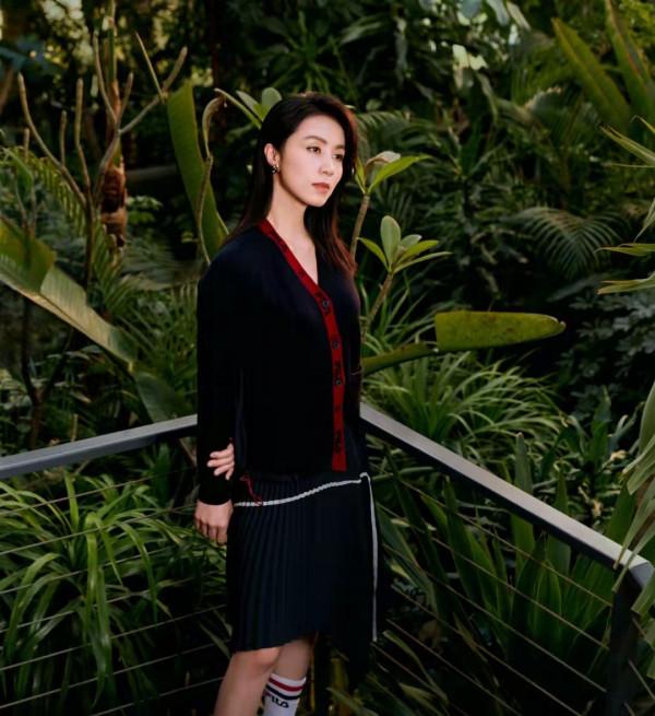 黃多多與孫莉同穿運動風服飾，氣質不輸媽媽，“多妹”也是很可愛