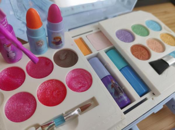 5歲女童教你化純欲蜜桃妝,美妝博主低齡化,別讓粉墨遮掩純真美 5歲女童教你化純欲蜜桃妝,美妝博主低齡化,別讓粉墨遮掩純真美