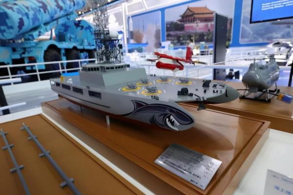 藍軍新母艦已下水！艦艏畫了鯊魚嘴，可停大量無人機，玩蜂群嗎？