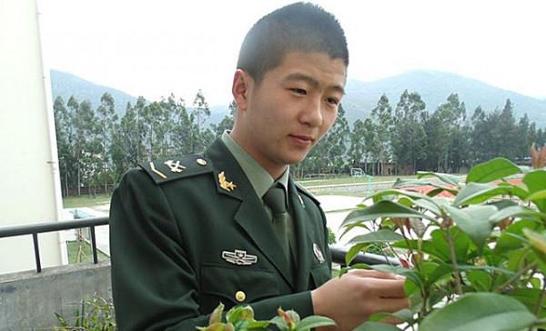 22歲軍人抗洪犧牲，8位國家將軍送行，戰友替其盡孝看望英雄父母