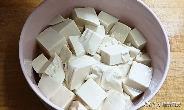 雞蛋豆腐蒸蝦仁，製作方法簡單，營養好吃可口，老人小孩都喜歡吃