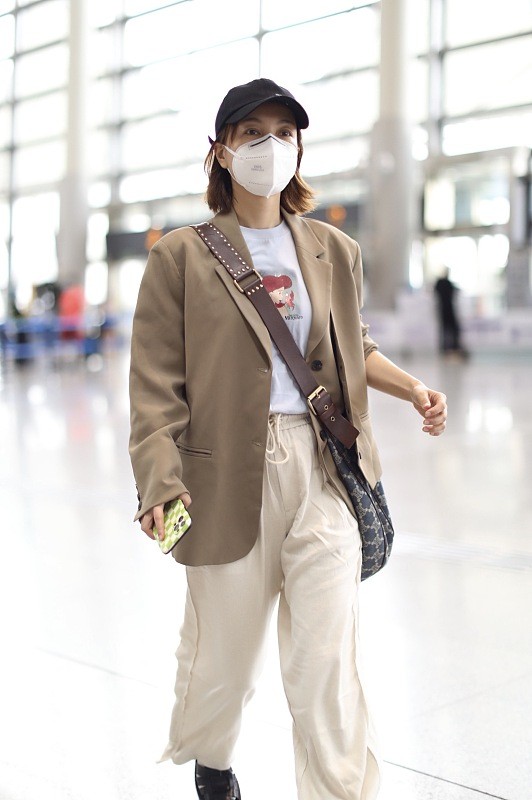 吳昕衣品“開掛”後太驚豔，西裝配上休閒褲，休閒正式風輕鬆拿捏