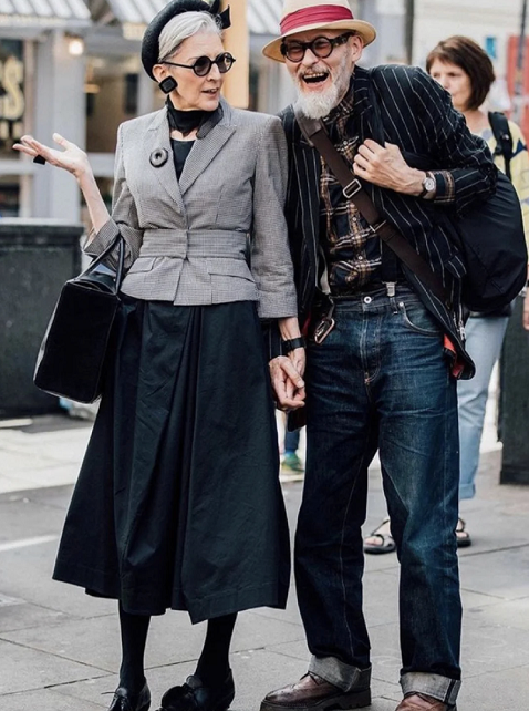 73歲汪明荃被誇“最潮奶奶”，用漁網拼接彩虹裙，比年輕人還敢穿