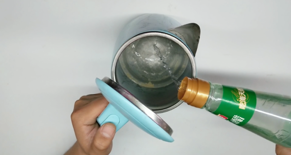 在水壺裡滴點白醋，水垢自動往下掉，一個月都不用刷洗，太實用了