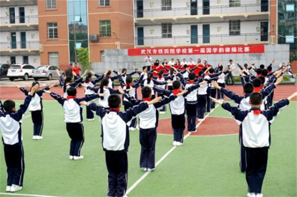 丈夫病逝後，農村媽媽打工擺攤養育三胞胎，仨兒子一個比一個爭氣