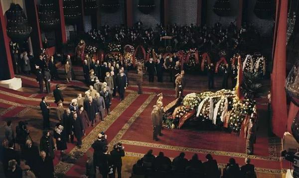 蘇聯最高領導人去世，鄧小平兩步“妙棋”，蘇聯立刻超規格接待