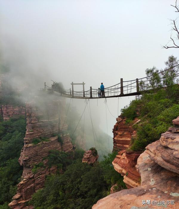 石家莊井陘錦山，雲鎖群山、霧漫叢林，雲橋飛渡，一顆橡果落下來